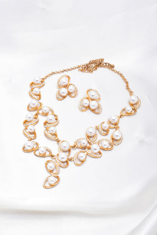 Classical Pearl & crystal Necklace