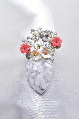FLOWER IN BASE SHAPE NATURAL STONE & WATER FRESH PEARL BROOCH